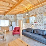 Hébergement de vacances Amazing 1br Stone With Pool & Terrace *